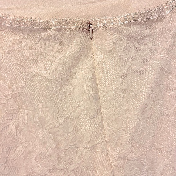 🌹NEW🌹White Lace Overlay Keyhole Back Elegant Feminine Size 12 Wedding Dress - Picture 10 of 13